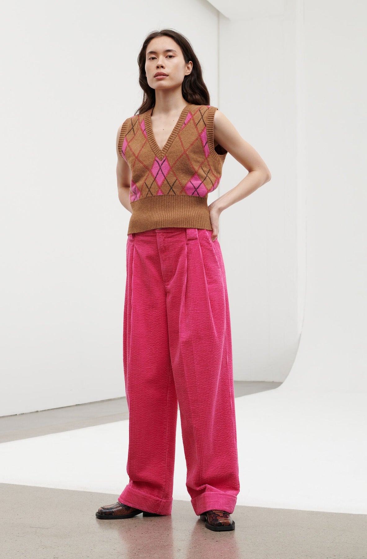 corduroy-high-waisted-pleat-trousers-carmine-rose-ganni-623296_2000x_c5a95903-b2d6-4412-bc2a-6d6ffc7a548f_1800x1800